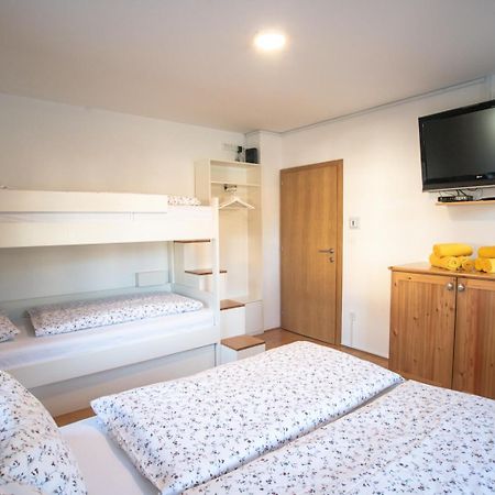 Pritlicni Apartma Hribovc Z Atrijem Kranjska Gora Buitenkant foto