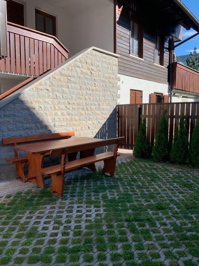Pritlicni Apartma Hribovc Z Atrijem Kranjska Gora Buitenkant foto