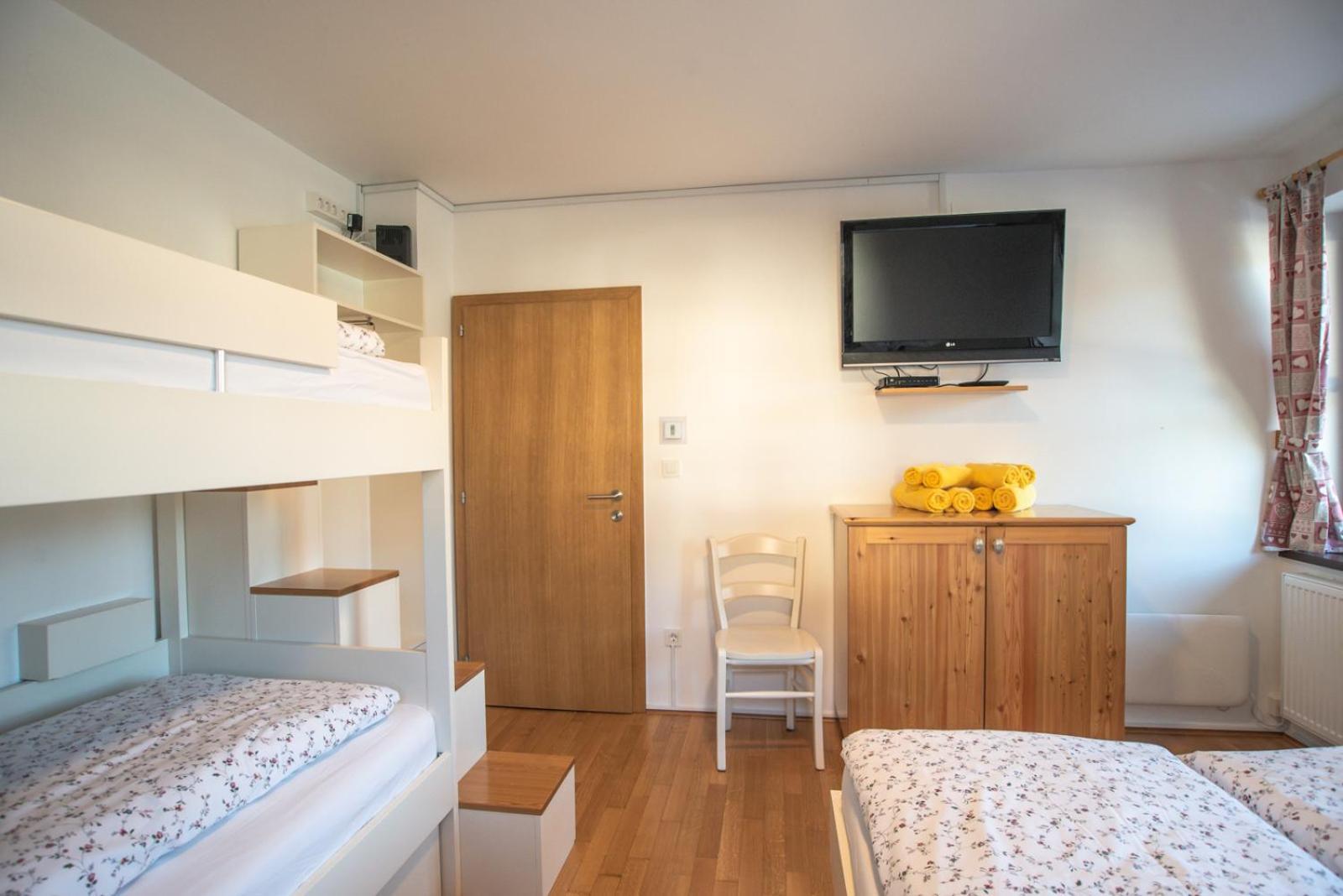 Pritlicni Apartma Hribovc Z Atrijem Kranjska Gora Buitenkant foto