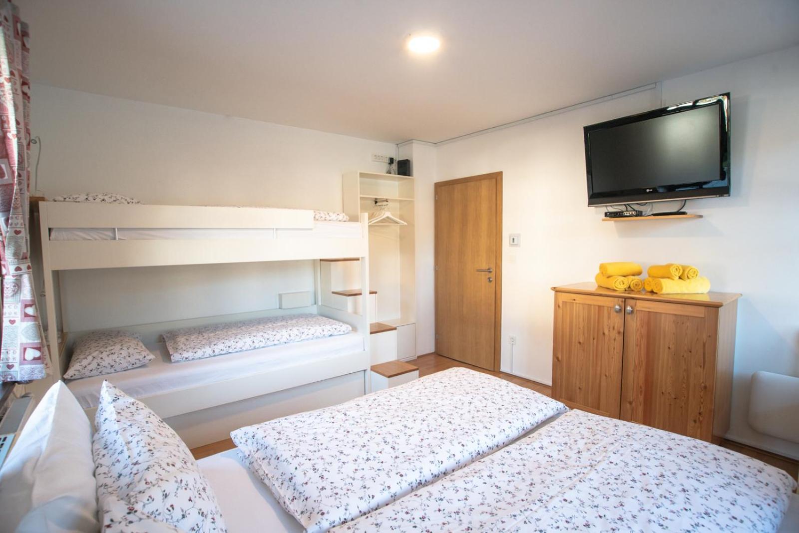 Pritlicni Apartma Hribovc Z Atrijem Kranjska Gora Buitenkant foto