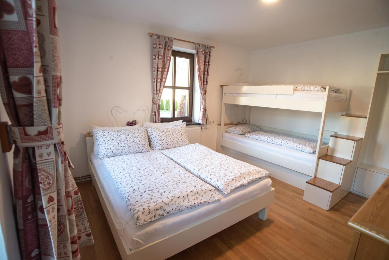 Pritlicni Apartma Hribovc Z Atrijem Kranjska Gora Buitenkant foto